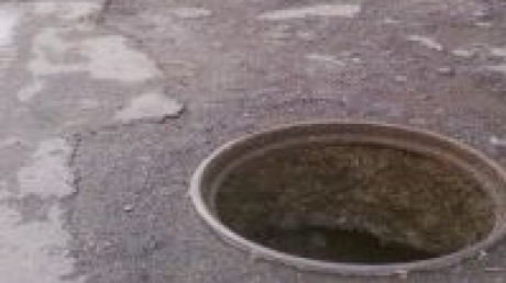 Doi copii, în stare foarte gravă după ce au căzut într-un canal. Medicii încearcă să-i resusciteze - canaldescoperit86889800-1332520646.jpg