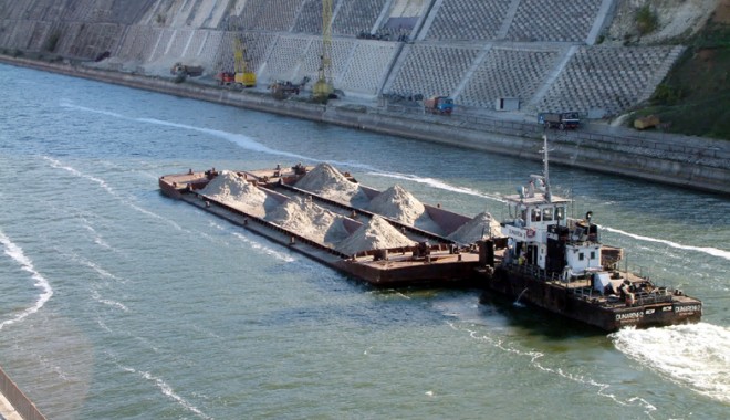 Traficul de mărfuri pe canalele navigabile a crescut cu 29,57% - canaldunaremareaneagra-1342960458.jpg