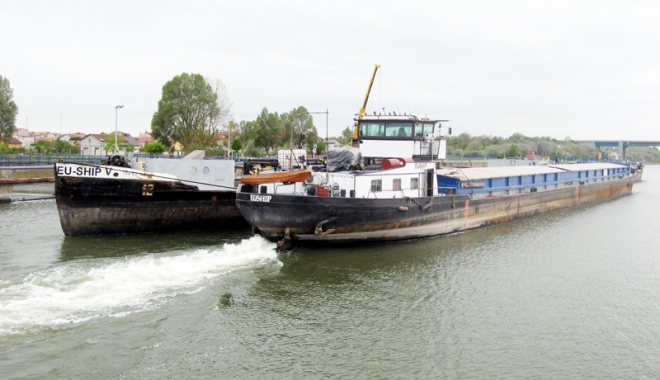 Canalele navigabile au fost tranzitate de peste 14.000 de unități navale - canalelenavigabile-1505303428.jpg