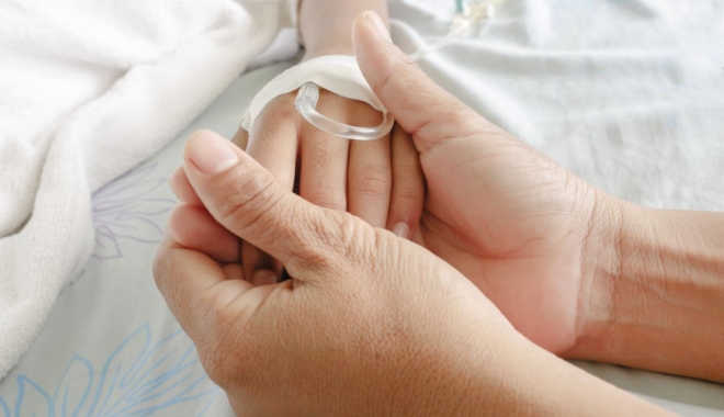 PĂRINȚII UNEI FETIȚE BOLNAVE DE CANCER, OBLIGAȚI DE INSTANȚĂ SĂ CONTINUE TRATAMENTUL COPILULUI. Aceștia cred că fiicei îi vor fi furate organele - cancerlacopiitotuldespremame-1512718379.jpg
