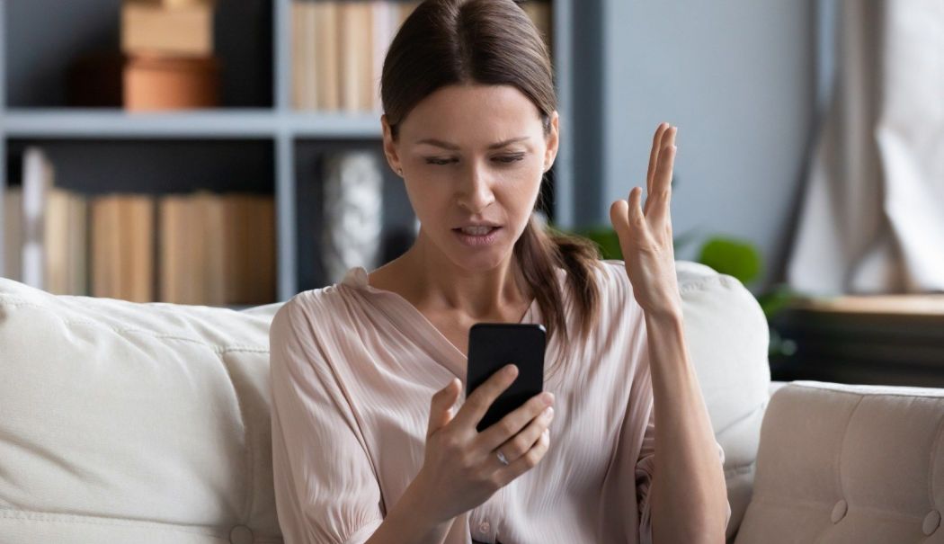 Când nevasta îţi găseşte telefonul - cand-nevasta-iti-gaseste-telefon-1724345813.jpg