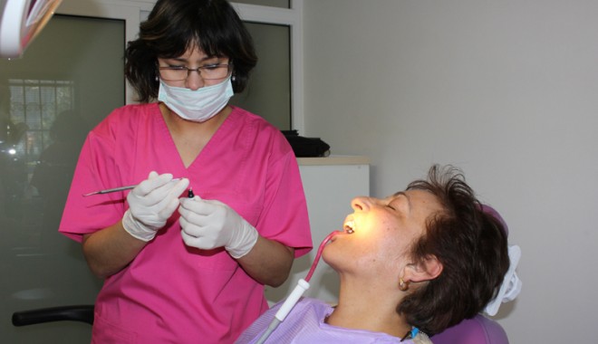 Când trebuie să ne îngrijoreze sângerarea gingivală - candartrebuisaneingrijorezesange-1352476875.jpg