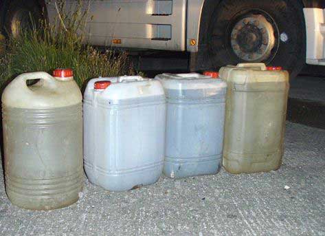 Furt de motorină în Portul Constanța Sud - Agigea - canistremotorina1-1335170525.jpg