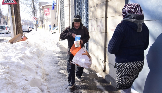 Cozile foamei. Sute de persoane așteaptă zilnic, în frig, o porție de mâncare de la Cantina Socială - cantina3-1485265550.jpg