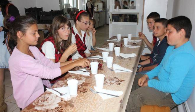 Copii hrăniți la cantina satului - cantinacumpana-1369754023.jpg