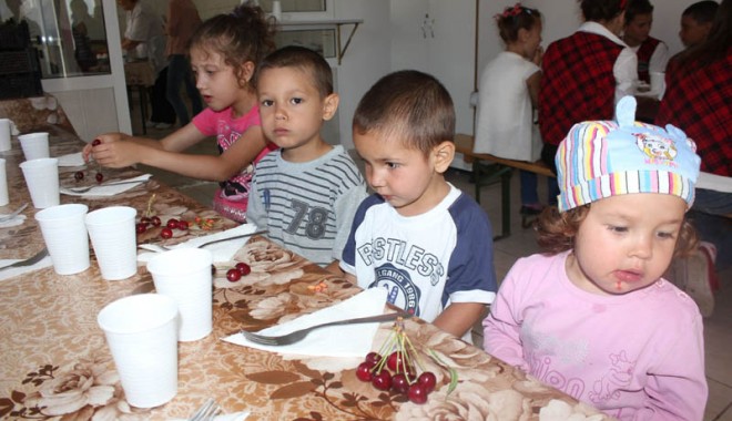 Copii hrăniți la cantina satului - cantinacumpana1-1369753999.jpg