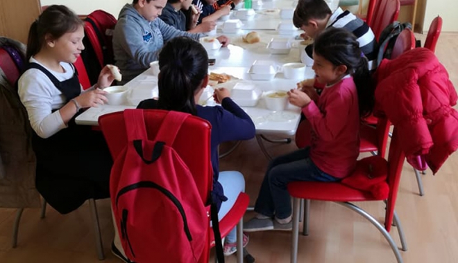 O masă caldă pentru copiii nevoiași din localitatea Techirghiol - cantinatechirghiol-1506963877.jpg