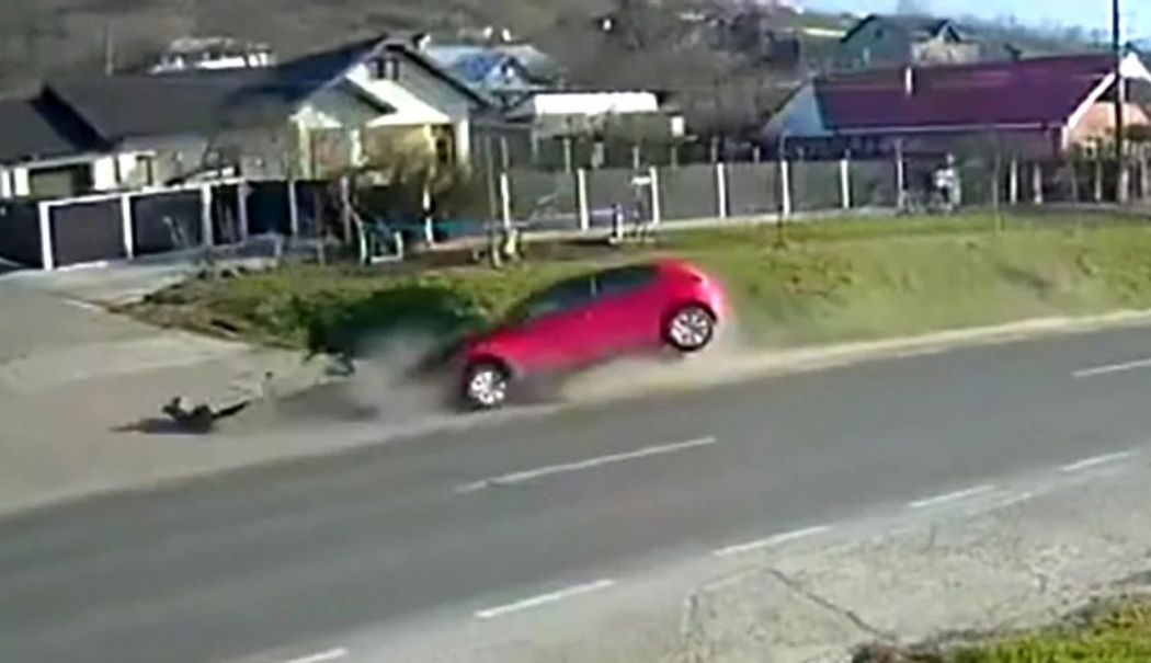 Tânăr de 21 de ani transportat la spital după ce a intrat cu maşina într-un cap de pod - cap-de-pod-1734278643.jpg