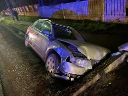 Accident rutier grav, soldat cu moartea unei femei! Autoturismul s-a lovit de un cap de pod şi s-a răsturnat pe plafon