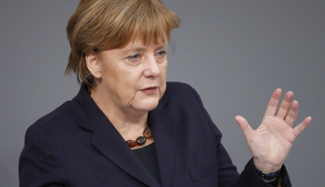 Cap de porc  și mesaje insultătoare, în fața biroului lui Merkel - capdeporcangelamerkel-1463311281.jpg