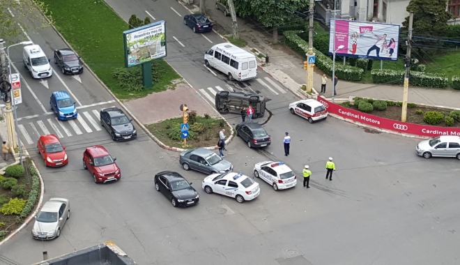ACCIDENT ÎN ZONA CAPITOL. O mașină s-a răsturnat și o femeie este rănită - capitol-1494754533.jpg