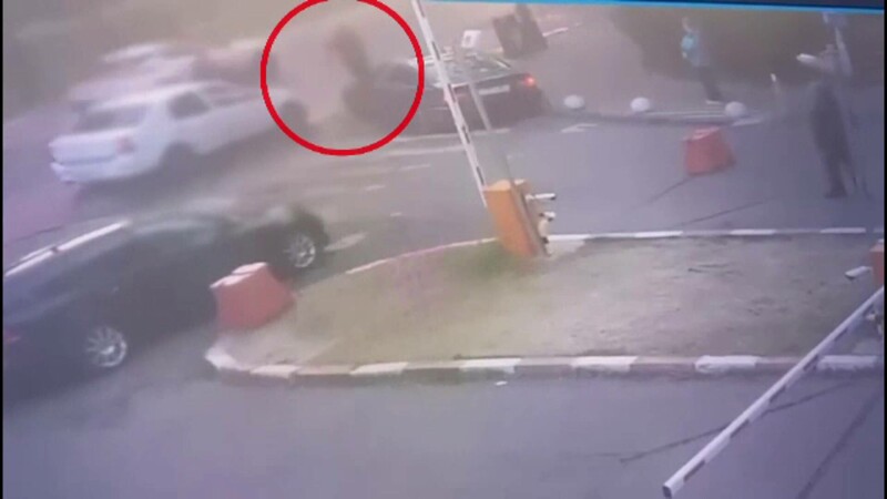 Bărbat de 49 de ani bătut, luat pe capota mașinii de un șofer, chiar în fața unui spital - capota-1759497488.jpg