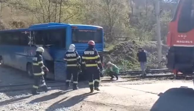 Momente de groază! Autocar plin cu elevi şi profesori, blocat pe calea ferată! - captura-video-1682673366.jpg