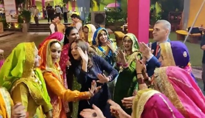 VIDEO. Imagini virale cu ambasadoarea României la New Delhi. A dansat pe muzica tradiţională indiană, sub privirile tuturor