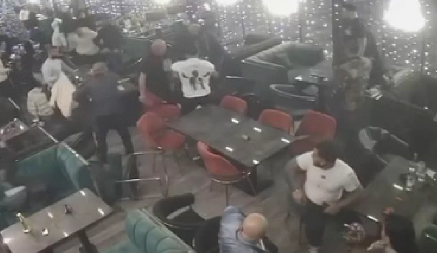 Bătaie ca-n filme într-un restaurant. Un bărbat a avut nevoie de îngrijiri medicale