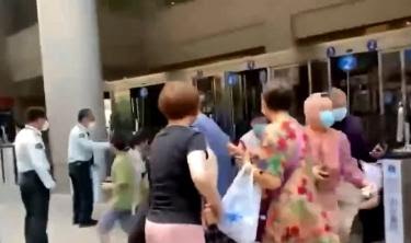 Haos după ce patru persoane au fost înjunghiate într-un spital. Atacatorul luase mai mulţi ostatici