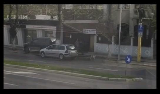 VIDEO. Ca la noi, la nimeni! Un constănțean își spală mașina în mijlocul bulevardului Mamaia - capturavideo-1460021060.jpg