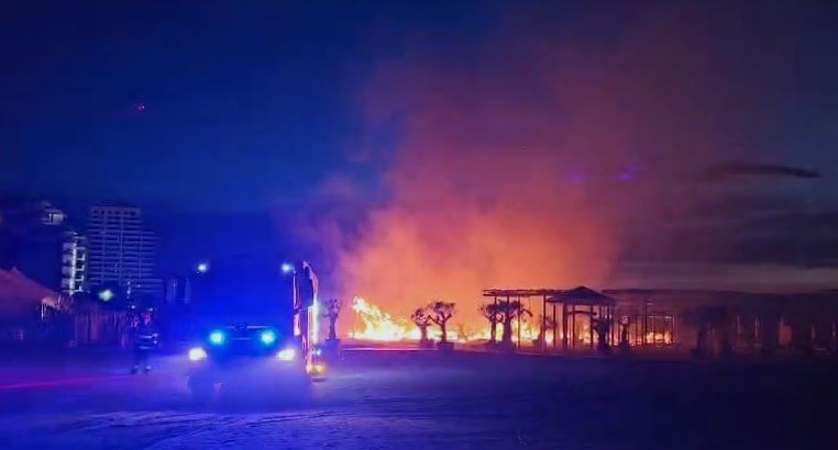 Incendiu puternic în Mamaia! Două beach baruri au fost făcute scrum - capture-1783575019.webp