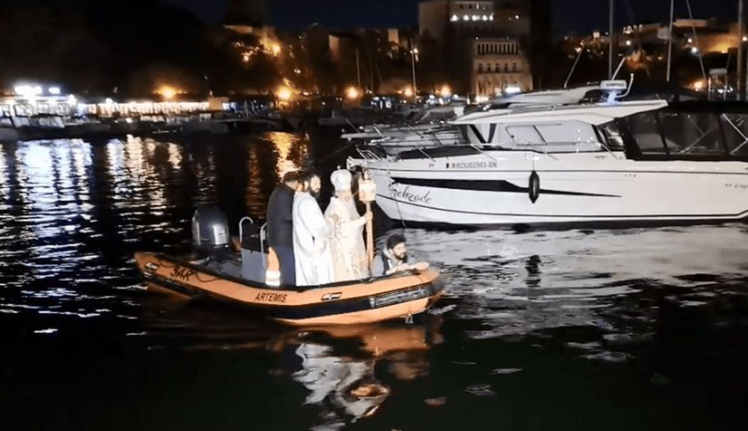 Arhiepiscopul Tomisului a adus Lumina Sfântă de pe mare: „Am venit cum a venit Sfântul Apostol Andrei”