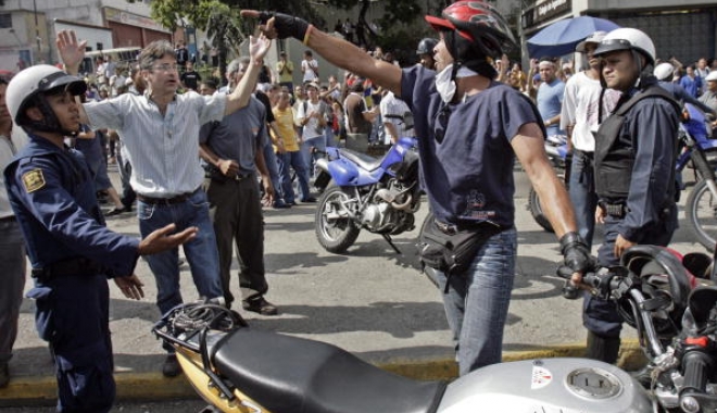 Venezuela / Poliția a distrus 2.000 de arme într-o piață din Caracas - caracas-1471496533.jpg