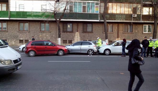 Carambol cu trei mașini în centrul Constanței - carambol-1449079359.jpg