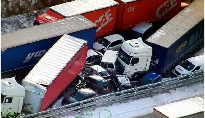 Carambol cu peste 40 de mașini pe o autostradă din Cehia - carambol-1642693514.jpg