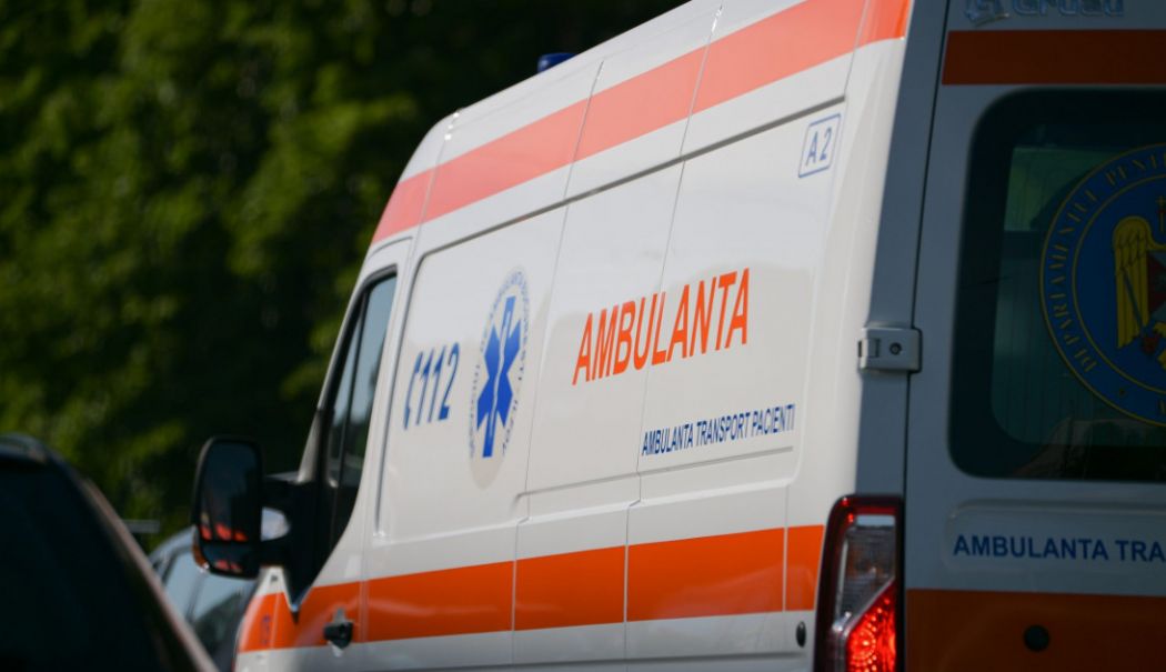12 persoane au ajuns la spital în urma unui accident în care au fost implicate 5 autoturisme și un microbuz