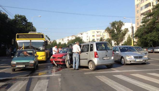 Accident rutier în cartierul Tomis III - carambolrutier-1436294925.jpg