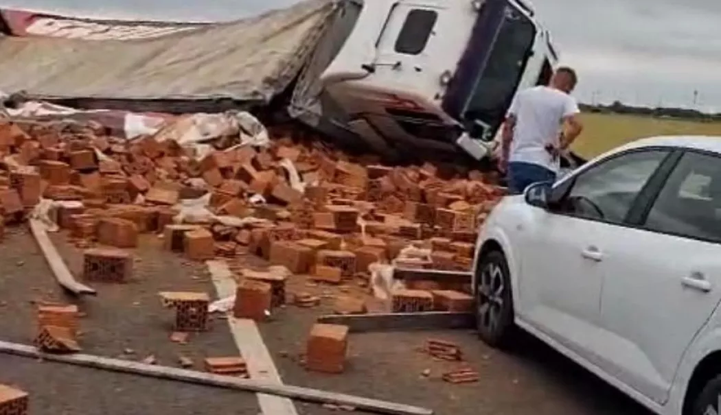Foto - Impact devastator pe șosea. Un TIR încărcat cu cărămizi a strivit un autoturism