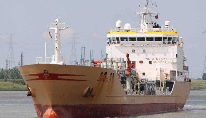 Carantină pe un tanc petrolier italian, în urma decesului unui marinar - carantinapeuntanc-1438614183.jpg