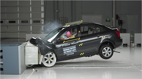 Mașinile cu cele mai slabe rezultate la testele de siguranță în 2013 - carcrash-1388481543.jpg