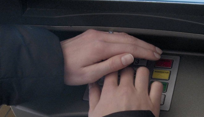 Hoții au dat atacul la bancomatele din Constanța - card-1374659210.jpg