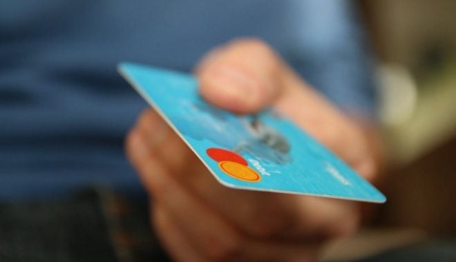 Un tânăr din Alba Iulia a găsit pe stradă un card și a cheltuit sute de lei - card-1633701750.jpg