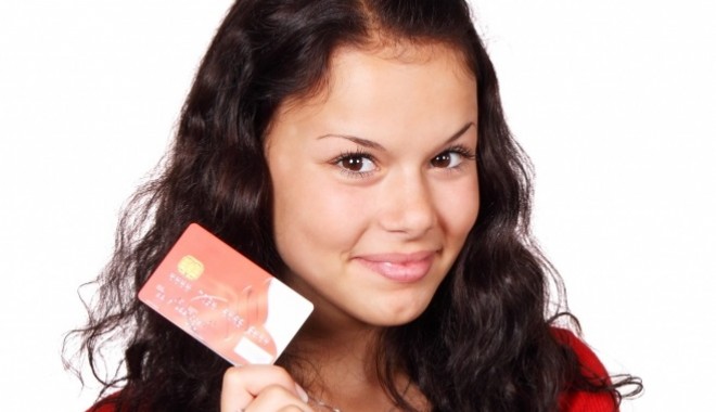 Peste 60% dintre adolescenți au un card bancar - cardadolescent1378982212-1378982263.jpg
