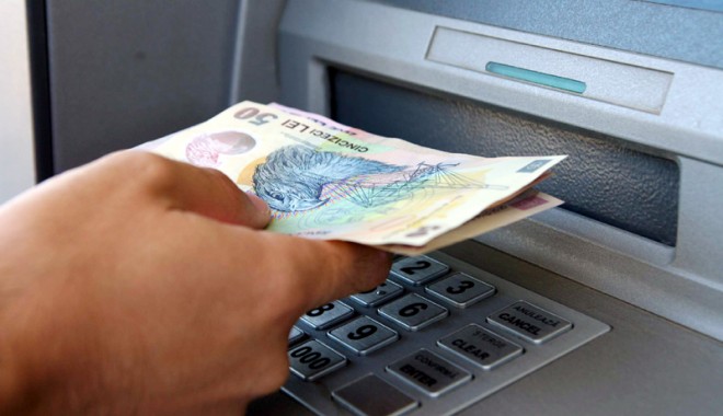 Cinci tineri au retras cu carduri clonate 100.000 de euro din România, Columbia și Thailanda - carduri-1359739972.jpg