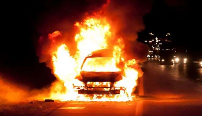 MAŞINĂ ÎN FLĂCĂRI, LA CONSTANŢA! A ars un autoturism hybrid! Misiune dificilă a pompierilor - carfiresreadingthesmokesignals-1707116783.jpg
