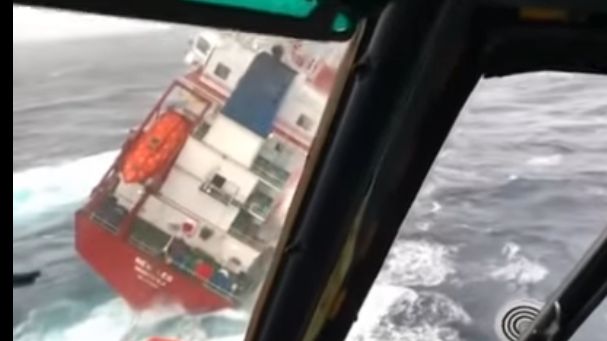 Operațiune DRAMATICĂ de salvare. Cargou rămas fără control, în Marea Egee. Ce s-a întâmplat cu navigatorii. FOTO / VIDEO - cargo2-1575638143.jpg