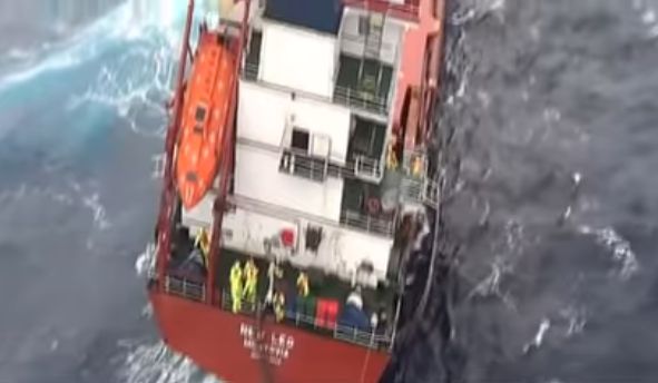Operațiune DRAMATICĂ de salvare. Cargou rămas fără control, în Marea Egee. Ce s-a întâmplat cu navigatorii. FOTO / VIDEO - cargo3-1575638173.jpg