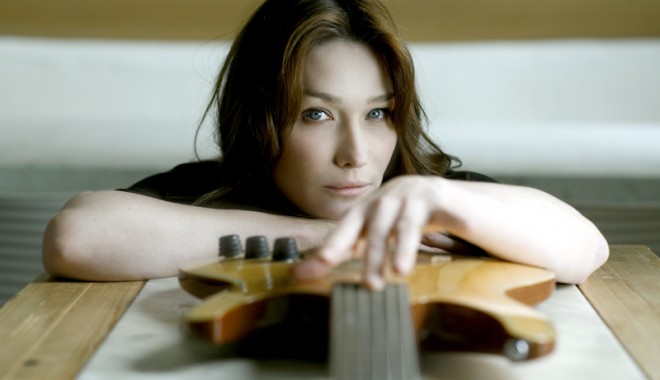 Carla Bruni-Sarkozy susține că nu va face publice fotografii  cu copilul ei - carlabruni-1315231757.jpg