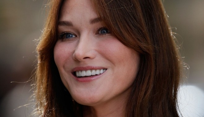 Carla Bruni ar trebui să nască astăzi - carlabruni-1317649014.jpg