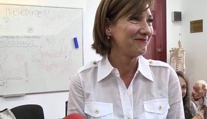 Video emoționant! Cum a fost primită doamna Iohannis de elevii săi - carmen-1416229637.jpg