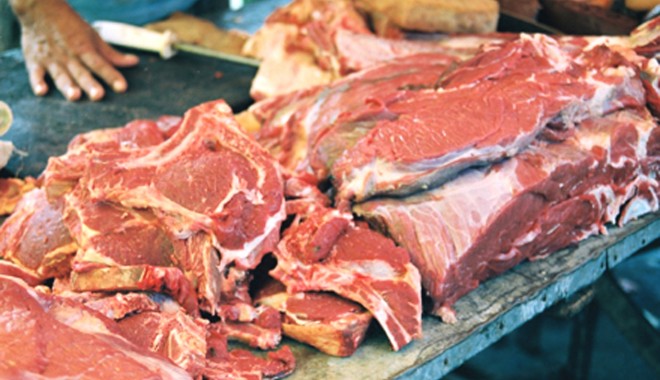 Ce produse alimentare au mai fost aruncate din magazinele constănțene - carne-1348614408.jpg