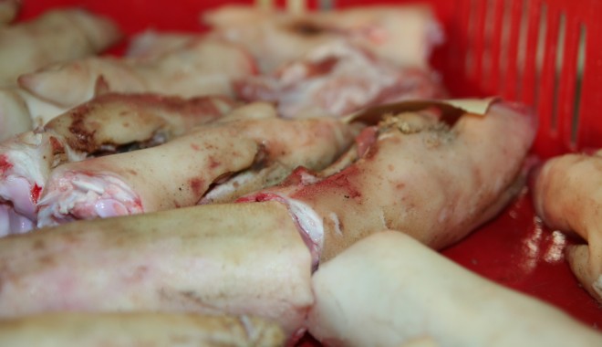 Constanța / S-au aruncat produse alimentare de peste 74.000 lei - carne-1354535138.jpg