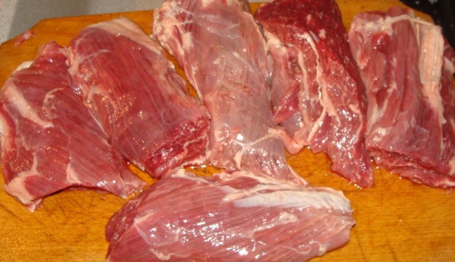 Constanța / Alte câteva tone de alimente aruncate - carne-1361791740.jpg