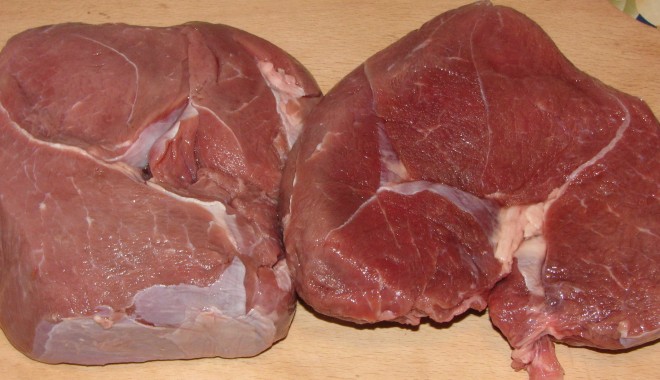 O tonă de carne de porc, descoperită într-o carmangerie ilegală din zona Gării - carne-1363348498.jpg