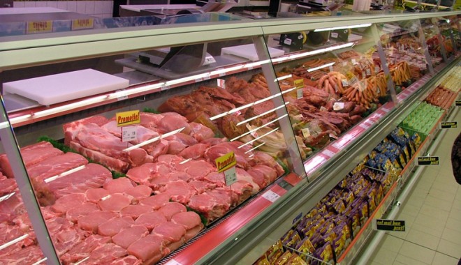 Constănțenii au cumpărat un munte de mititei și un fluviu de bere - carne-1367406195.jpg