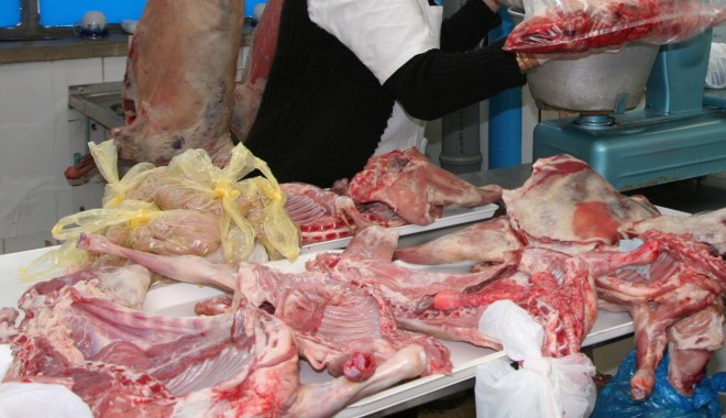 Evaziune fiscală în sectorul cărnii / Află câți bani a pierdut statul după creșterea TVA - carne-1382520578.jpg