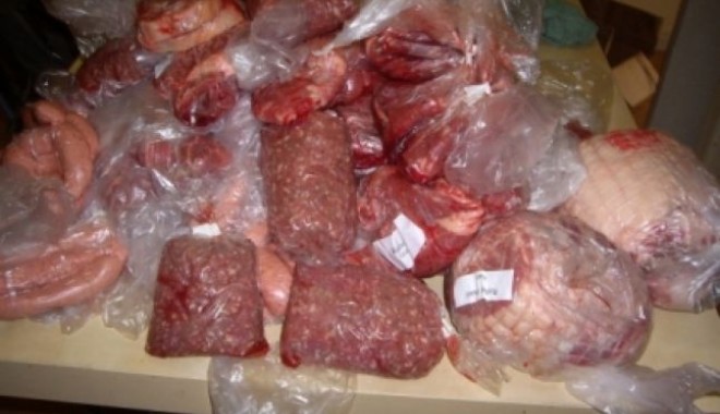 Peste 920 de kilograme de carne, găsită într-un lac - carne1338895531-1361803435.jpg