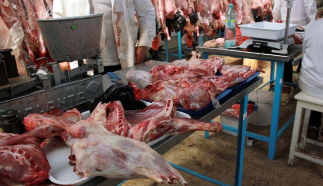 Carne de miel vândută direct din portbagajul mașinii, în piața Griviței - carnedemielvandutadirectdinportb-1397233969.jpg