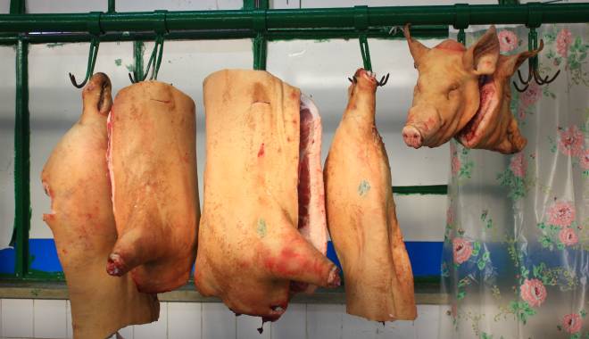DSV. Ce au găsit inspectorii sanitar-veterinari în magazinele și piețele din Constanța - carnedeporcpiatagrivitei5-1450191315.jpg